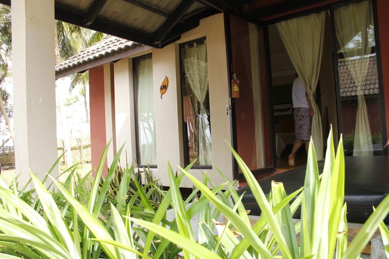 Hotel Baan Chumphon Pathio Esterno foto