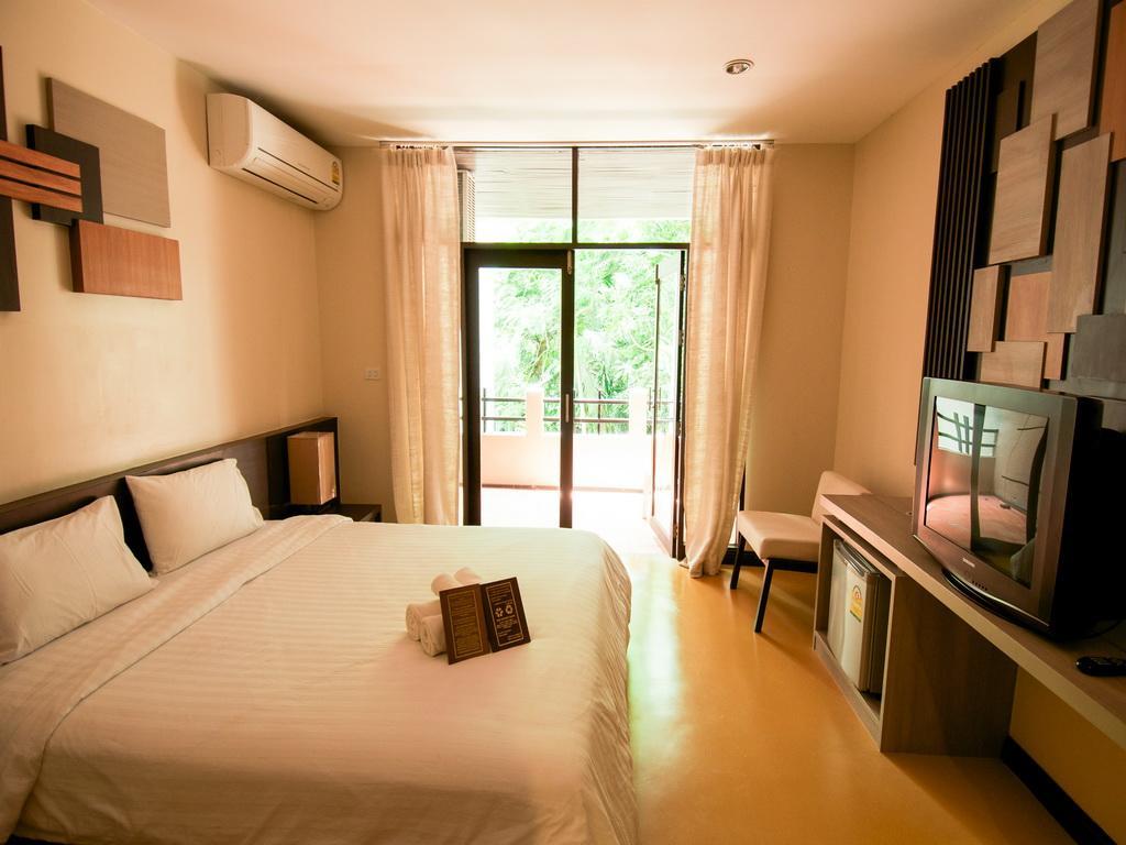 Hotel Baan Chumphon Pathio Esterno foto