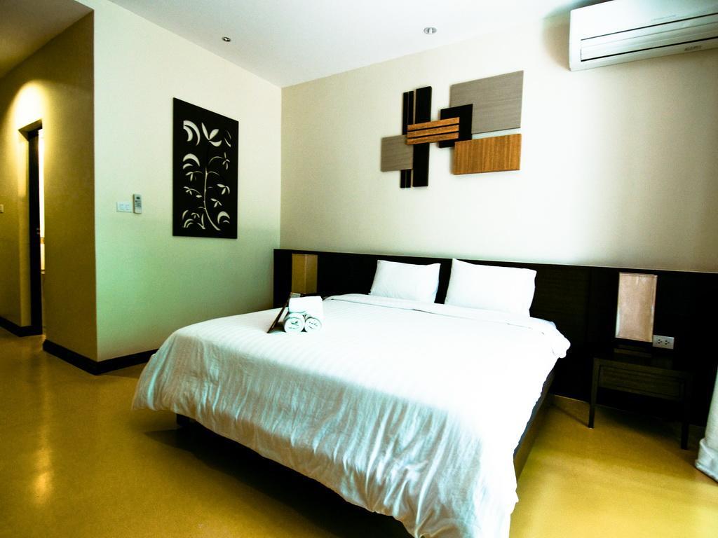 Hotel Baan Chumphon Pathio Esterno foto