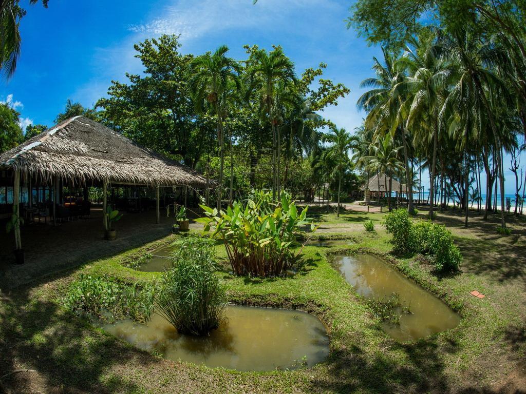 Hotel Baan Chumphon Pathio Esterno foto