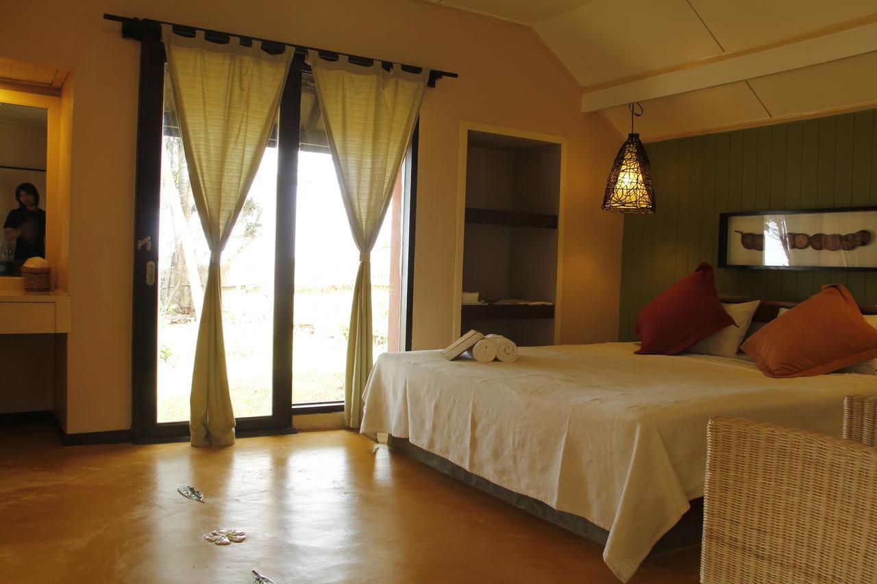 Hotel Baan Chumphon Pathio Esterno foto