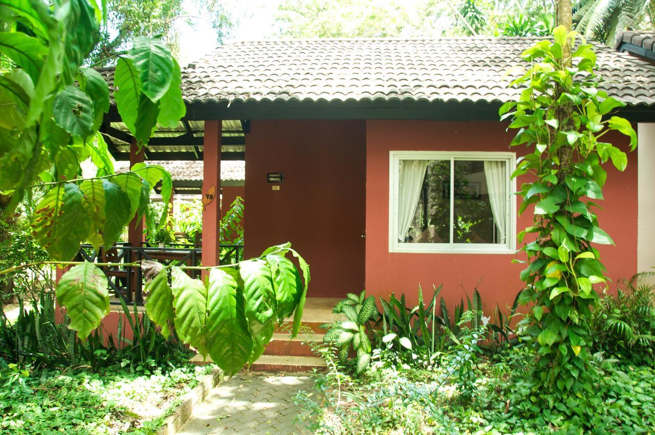 Hotel Baan Chumphon Pathio Esterno foto