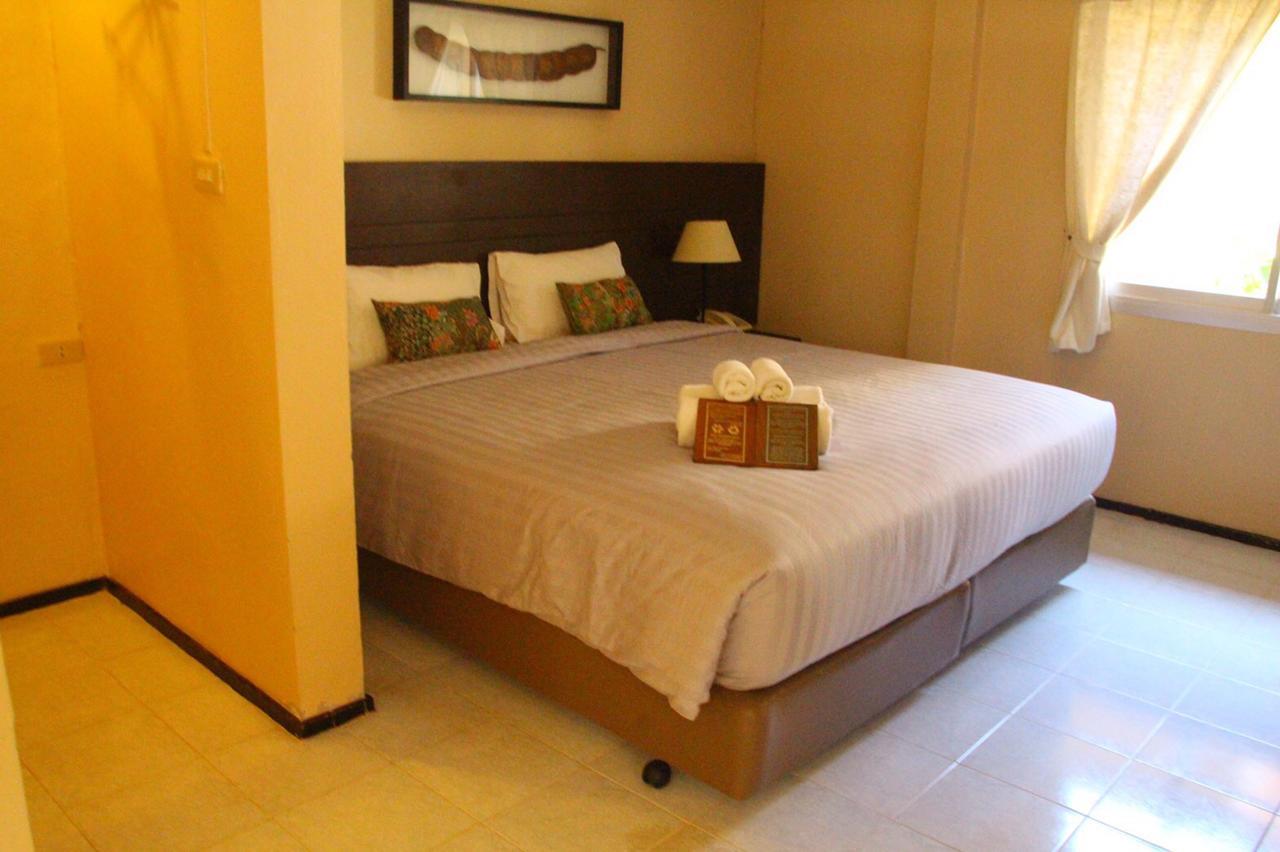 Hotel Baan Chumphon Pathio Esterno foto