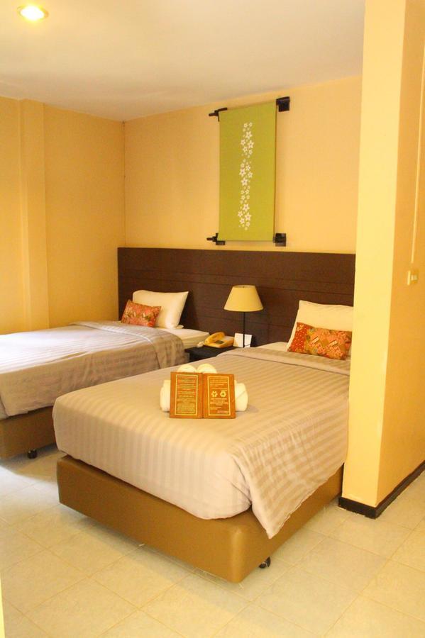 Hotel Baan Chumphon Pathio Esterno foto