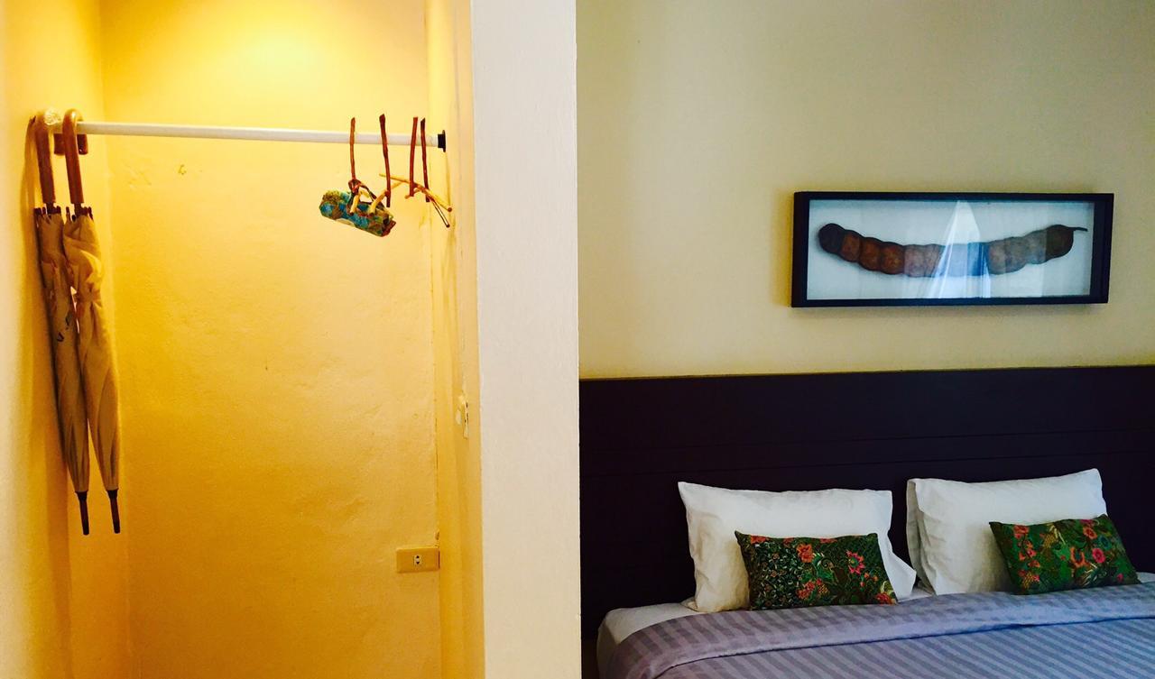 Hotel Baan Chumphon Pathio Esterno foto