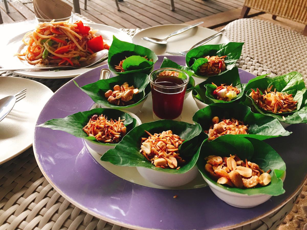 Hotel Baan Chumphon Pathio Esterno foto