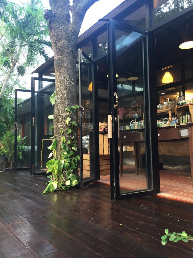 Hotel Baan Chumphon Pathio Esterno foto
