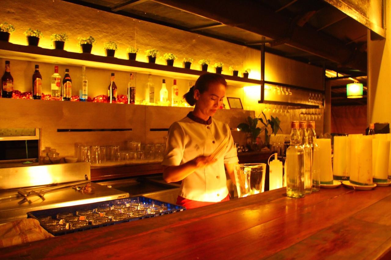 Hotel Baan Chumphon Pathio Esterno foto